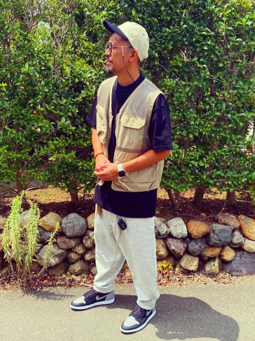 ブラック系のTシャツ/カットソー、シルバー系のスウェットパンツ、グレー系のスニーカーを着用したメンズの夏コーディネートの3枚目の写真