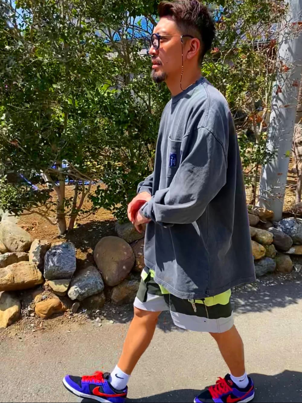 「シンプル、休日コーデ、ストリート、ショートパンツ、NIKE、ロンT、春コーデ、パパコーデ、アラフォー、40代ファッション、おしゃれさんと繋がりたい、オーバーサイズ、スニーカー、ダンク、ACG」｜「JINSのJINS Switch Combi (3in1)（メガネ、ブラック系）」を使った、SUNさん（メンズ・175cm）の春コーディネートの4枚目の写真