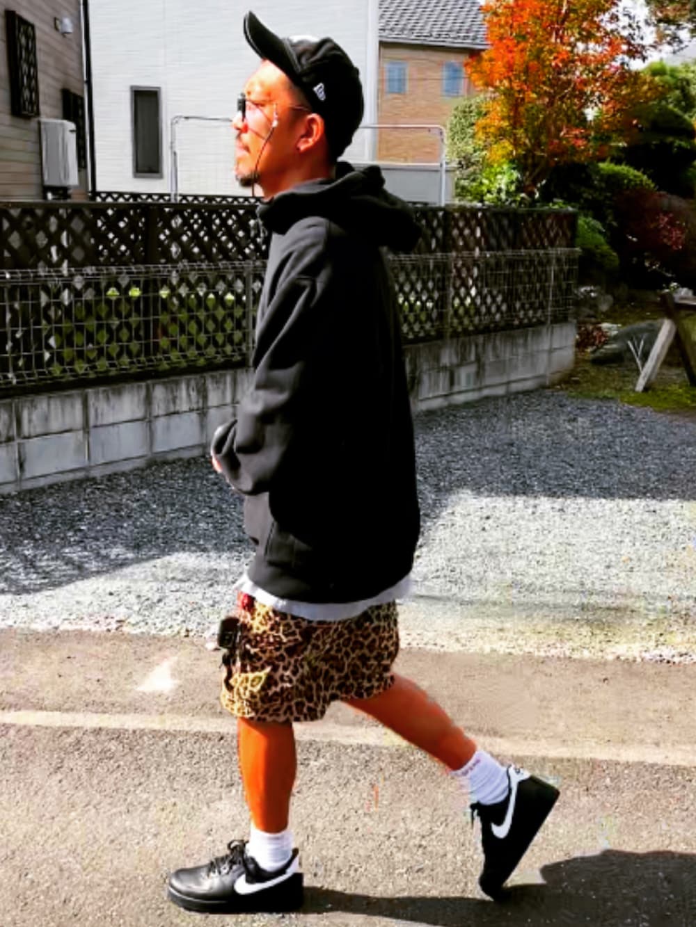 「シンプルコーデ、秋冬コーデ、おしゃれさんと繋がりたい、レイヤードスタイル、休日コーデ、スニーカー、ストリート、パーカー、ハーフパンツ、ひょう柄、レオパード、シュプリーム、グラミチ、キャップ、アラフォー」｜「MOMAのアイテム（キャップ、ブラック系）」を使った、SUNさん（メンズ・175cm）の秋コーディネートの4枚目の写真