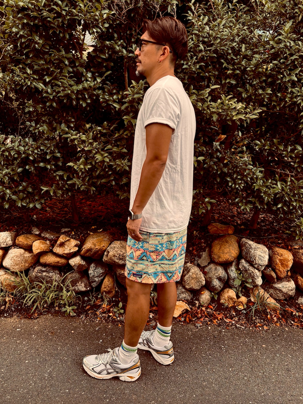 ベージュ系のTシャツ/カットソー、グリーン系のその他パンツ、シルバー系のスニーカーを着用したメンズの夏コーディネートの5枚目の写真