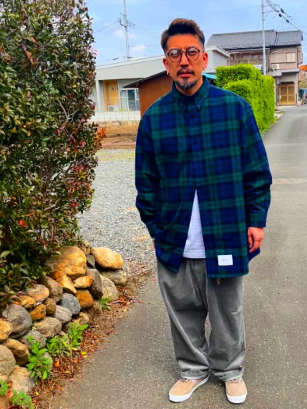 グリーン系のシャツ/ブラウス、グリーン系のその他パンツ、ベージュ系のスニーカーを着用したメンズの春コーディネートの4枚目の写真