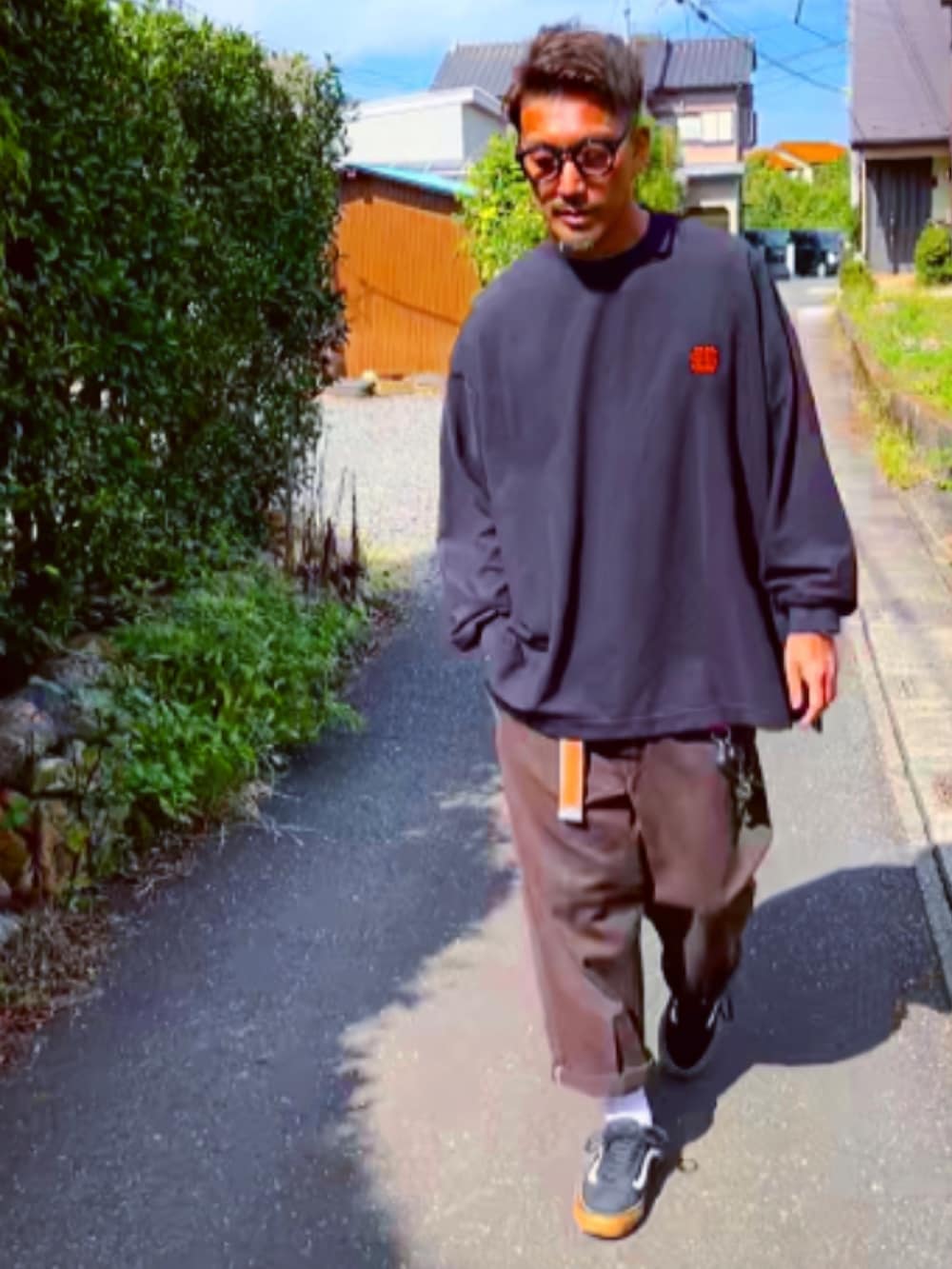 「休日コーデ、秋のコーデ、カジュアルコーデ、おしゃれさんと繋がりたい、ロンT、UNIQLO、めがね、ストリート、スニーカー、40代ファッション、パパコーデ、SEESEE、ディッキーズ(Dickies)、ブラウン、ワイドパンツ」｜「UNIQLOのアイテム（メガネ、ブラック系）」を使った、SUNさん（メンズ・175cm）の秋コーディネートの2枚目の写真