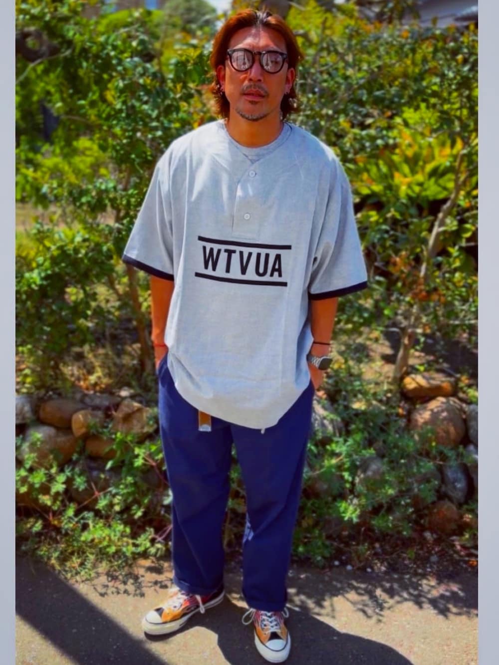 ブラック系のチノパンツ、グレー系のTシャツ/カットソー、その他のスニーカーを着用したメンズの春コーディネートの3枚目の写真