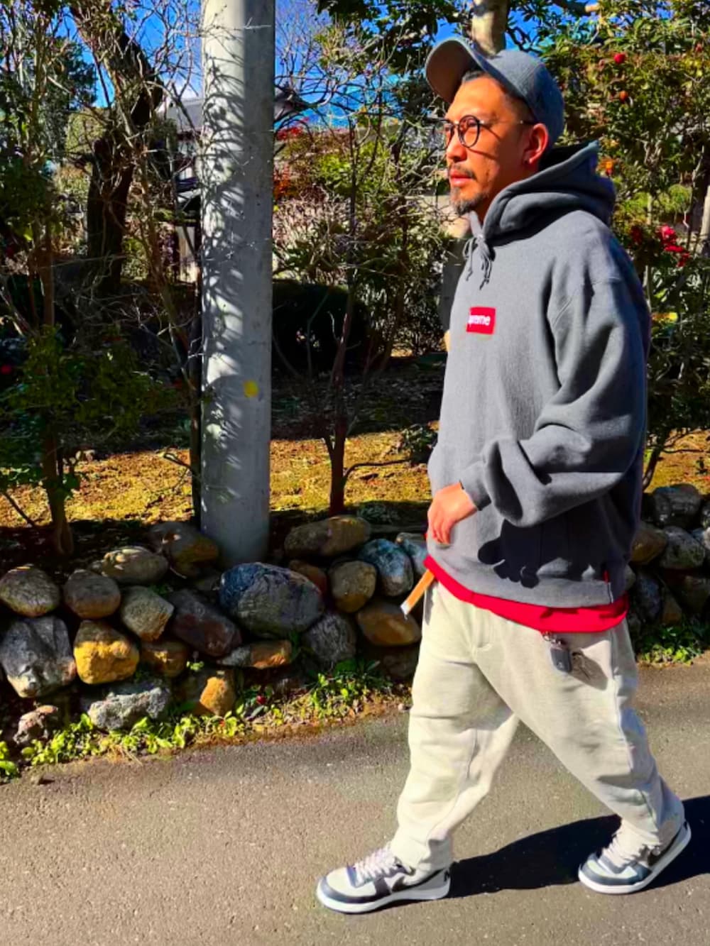 「あけましておめでとうございます！、冬のコーデ、オーバーサイズ、パーカー、キャップ、ダブルタップス、シュプリーム、スウェット、ストリート、スニーカー、パパコーデ、アラフォー、おしゃれさんと繋がりたい、スニーカーコーデ、ワイドパンツ」｜「WTAPSのアイテム（キャップ、グレー系）」を使った、SUNさん（メンズ・175cm）の冬コーディネートの4枚目の写真