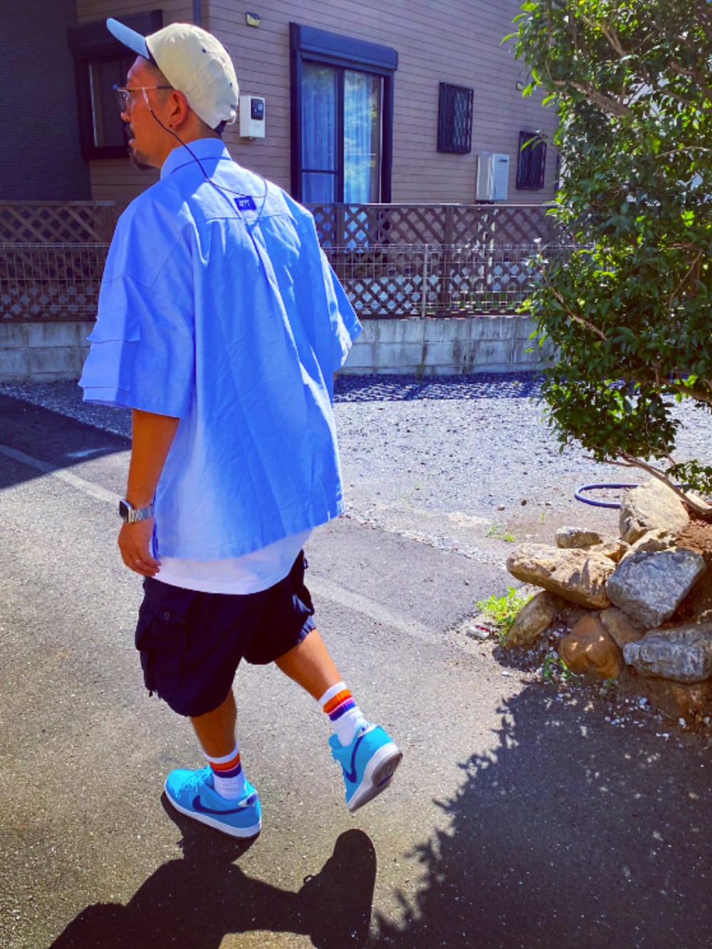 「おしゃれさんと繋がりたい、秋、着回しコーデ、シンプル、スニーカー、ストリート、ダブルタップス、ラファイエット、ノーティカ、ビッグシルエット、ワイドパンツ、カーゴパンツ、ブルー、アラフォー、スニーカー好きと繋がりたい」|「WTAPSのアイテム(キャップ、ベージュ系)」を使った、SUNさん(メンズ・175cm)の秋コーディネートの5枚目の写真