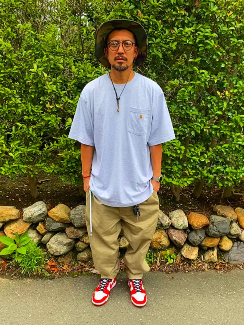 グレー系のTシャツ/カットソー、ベージュ系のその他パンツ、レッド系のスニーカーを着用したメンズの夏コーディネートの2枚目の写真