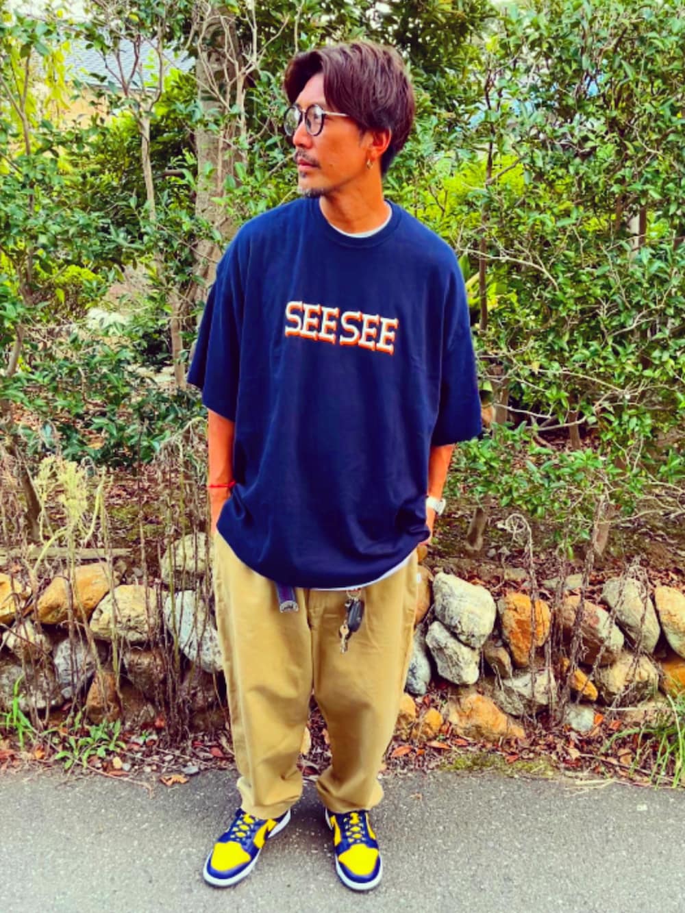 「秋のコーデ、ストリート、シンプルコーデ、ラフ、メガネ男子、SEESEE、Tシャツ、wtaps、NIKE、ダンク、スニーカー、ワイドパンツ、40代ファッション、アラフォー、おしゃれさんと繋がりたい」｜「JINSのJINS Switch Combi (3in1)（メガネ、ブラック系）」を使った、SUNさん（メンズ・175cm）の秋コーディネートの2枚目の写真