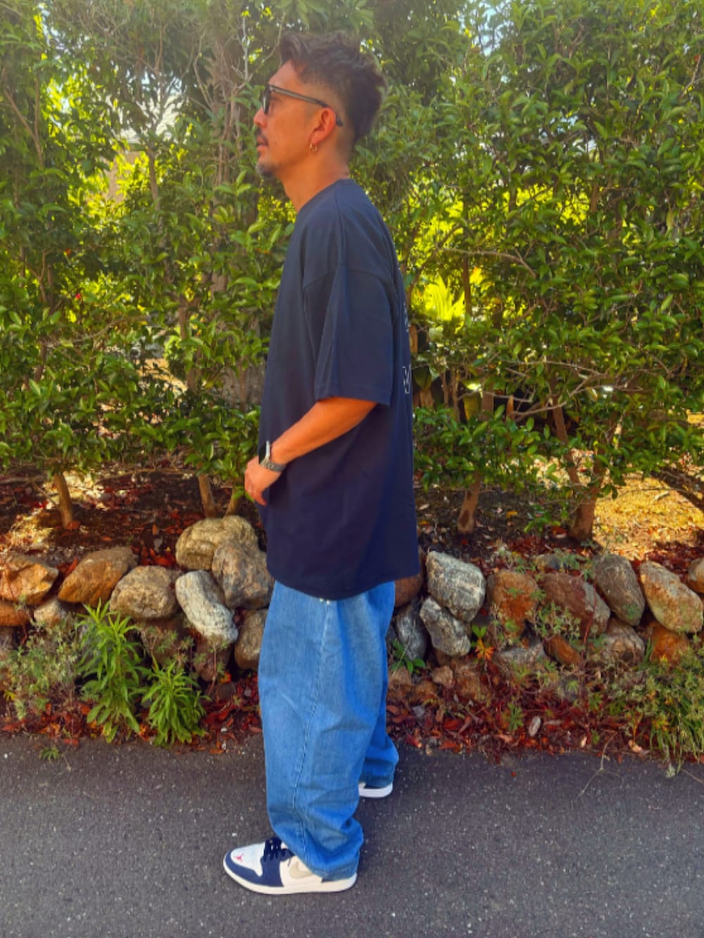 ブルー系のTシャツ/カットソー、ブルー系のデニムパンツ、ブルー系のスニーカーを着用したメンズの夏コーディネートの3枚目の写真