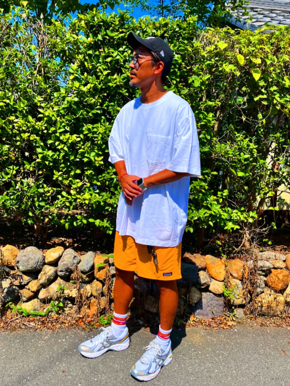 ホワイト系のTシャツ/カットソー、イエロー系のその他パンツ、シルバー系のスニーカーを着用したメンズの夏コーディネートの3枚目の写真