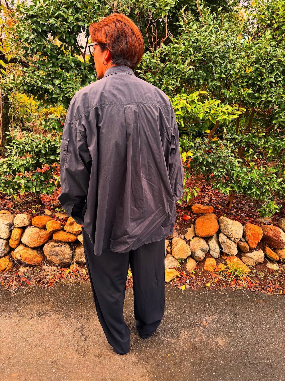 グレー系のTシャツ/カットソー、ベージュ系のスニーカー、ブラック系のミリタリージャケットを着用したメンズの秋コーディネートの4枚目の写真