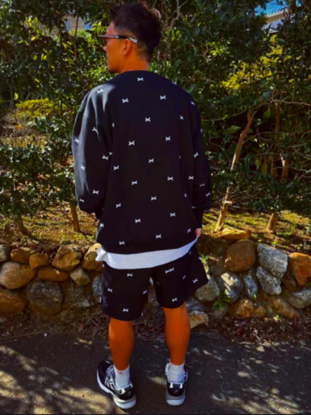 ブラック系のスウェット、ブラック系のTシャツ/カットソー、ブラック系のその他パンツを着用したメンズの秋コーディネートの3枚目の写真