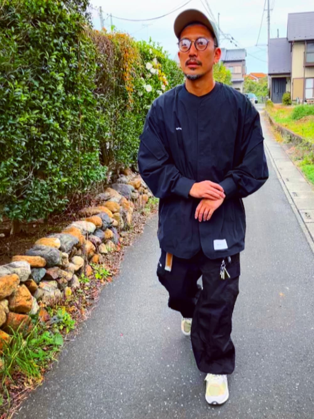 「シンプルコーデ、ブラックコーデ、オーバーサイズ、wtaps、ミリタリー、ワイドパンツ、カーゴパンツ、パパコーデ、メンズコーデ、キャップ、めがね、New Balance、おしゃれさんと繋がりたい、スニーカー、ストリート」｜「WTAPSのアイテム（キャップ、グリーン系）」を使った、SUNさん（メンズ・175cm）の秋コーディネートの2枚目の写真