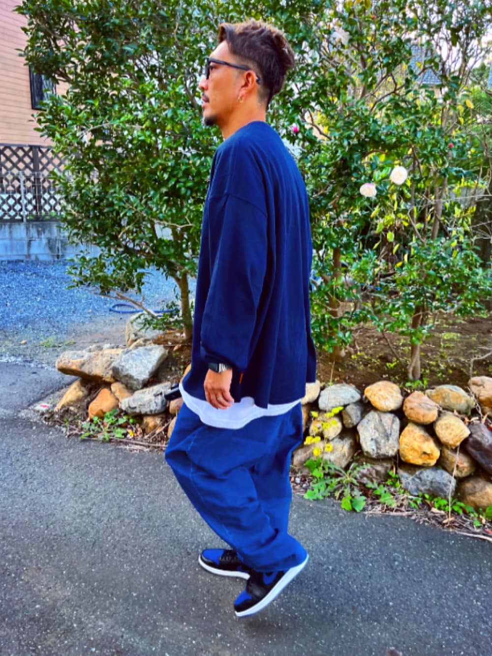 「秋服、おしゃれさんと繋がりたい、メンズコーデ、SEESEE、ロンT、ネイビー、めがね、UNIQLO、wtaps、supreme、ワイドパンツ、ワイドデニム、アラフォー、スニーカー、ストリート」｜「UNIQLOのアイテム（メガネ、ブラック系）」を使った、SUNさん（メンズ・175cm）の秋コーディネートの5枚目の写真