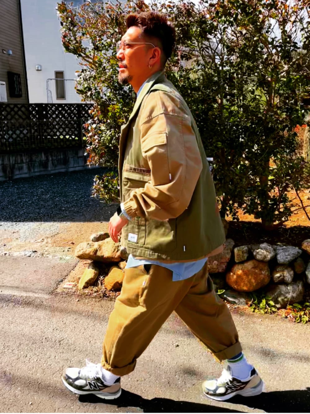 グリーン系のベスト、ベージュ系のトップス、ブルー系のシャツ/ブラウスを着用したメンズの春コーディネートの5枚目の写真