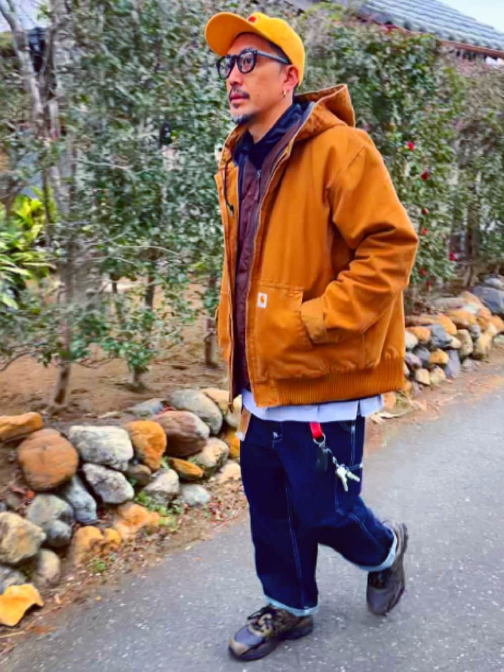 ブラウン系のベスト、ブラック系のナイロンジャケット、ブラウン系のブルゾンを着用したメンズの冬コーディネートの4枚目の写真