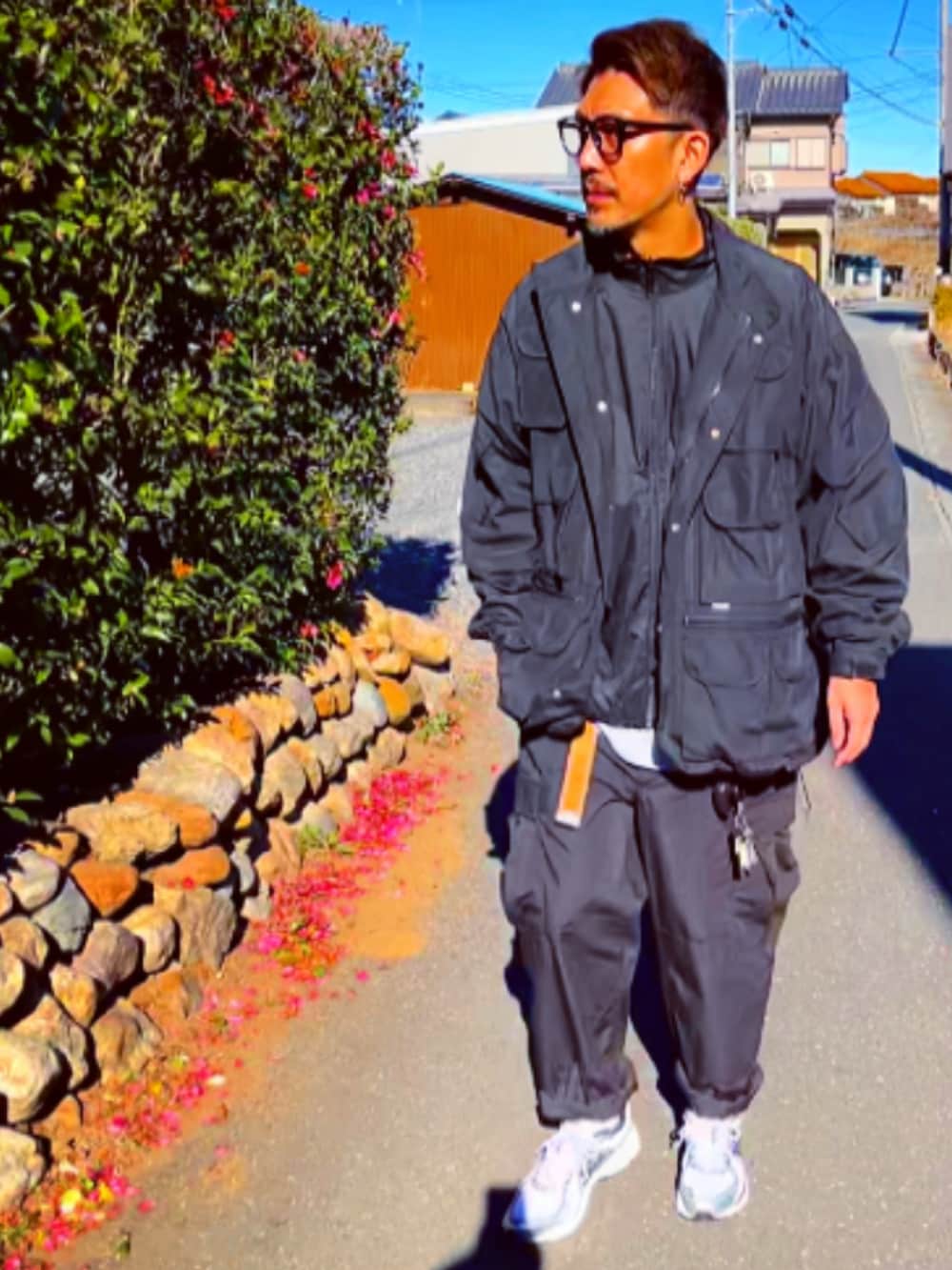 ブラック系のミリタリージャケット、ブラック系のTシャツ/カットソー、ブラック系のカーゴパンツを着用したメンズの冬コーディネートの3枚目の写真