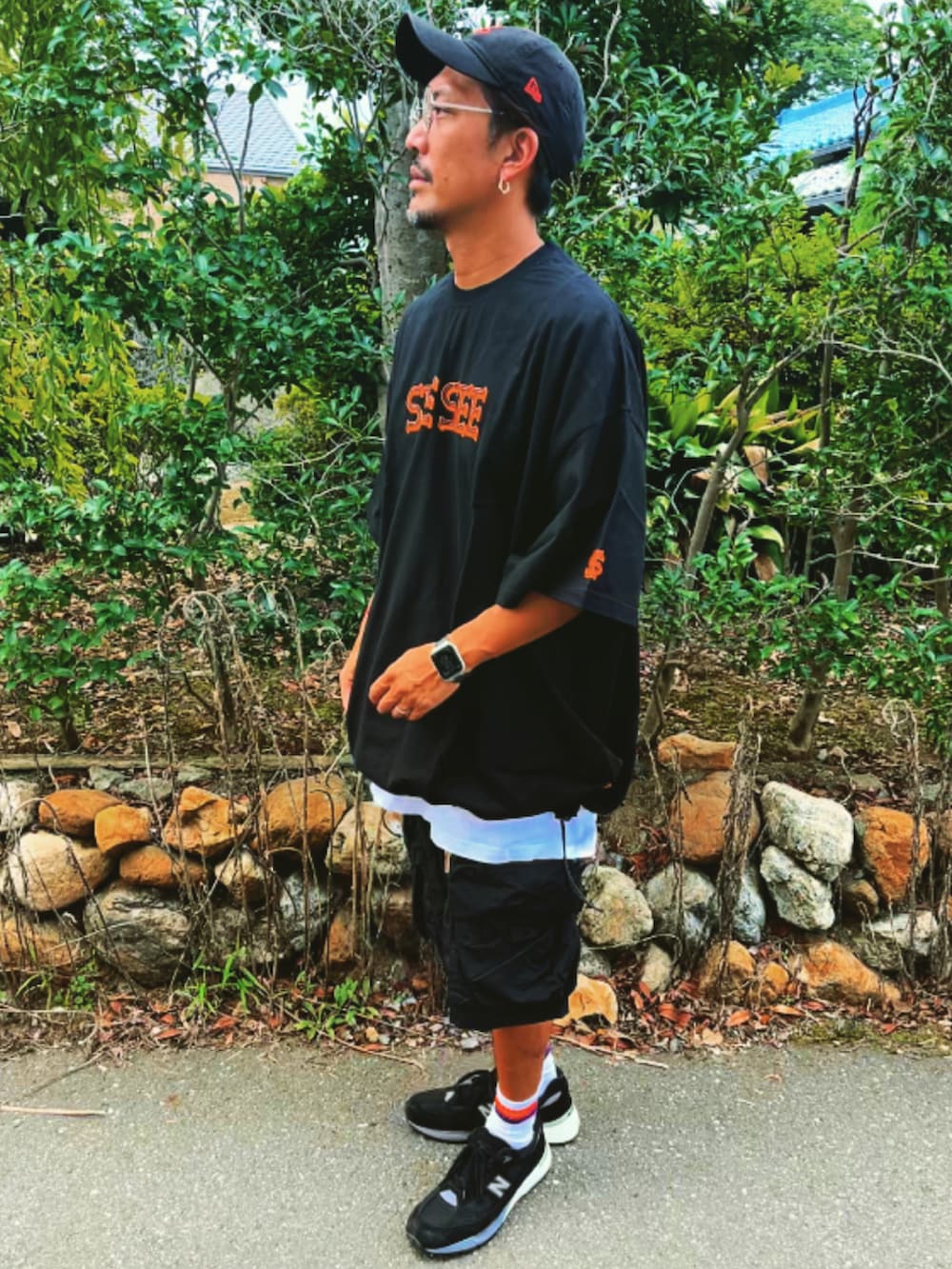 ブラック系のTシャツ/カットソー、ブラック系のその他パンツ、ブラック系のスニーカーを着用したメンズの秋コーディネートの3枚目の写真