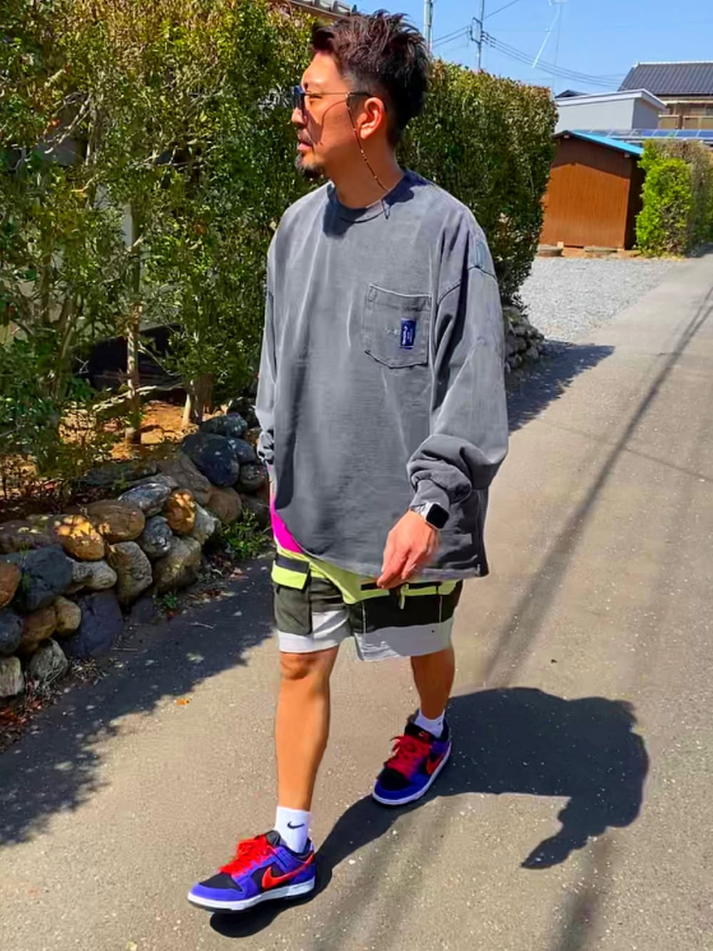 「シンプル、休日コーデ、ストリート、ショートパンツ、NIKE、ロンT、春コーデ、パパコーデ、アラフォー、40代ファッション、おしゃれさんと繋がりたい、オーバーサイズ、スニーカー、ダンク、ACG」｜「JINSのJINS Switch Combi (3in1)（メガネ、ブラック系）」を使った、SUNさん（メンズ・175cm）の春コーディネートの2枚目の写真