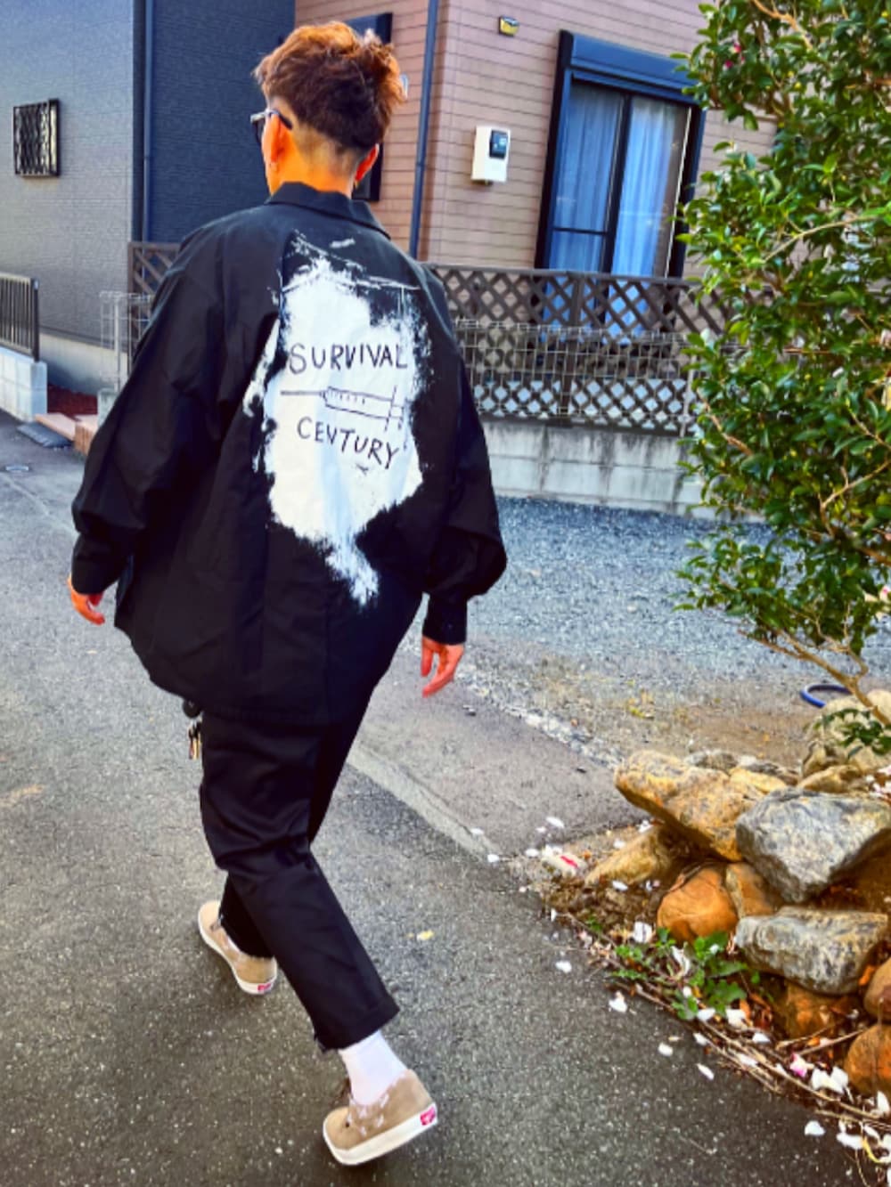 「秋冬コーデ、ストリートコーデ、ブラックコーデ、wtaps、UNIQLO、supreme、Dickies、VANS、パパコーデ、40代ファッション、ワークパンツ、スニーカー、おしゃれさんと繋がりたい、めがね、メンズファッション」｜「UNIQLOのアイテム（メガネ、ブラック系）」を使った、SUNさん（メンズ・175cm）の秋コーディネートの5枚目の写真