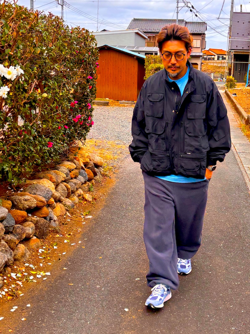 ブラック系のミリタリージャケット、ブラック系のTシャツ/カットソー、グレー系のその他パンツを着用したメンズの秋コーディネートの5枚目の写真