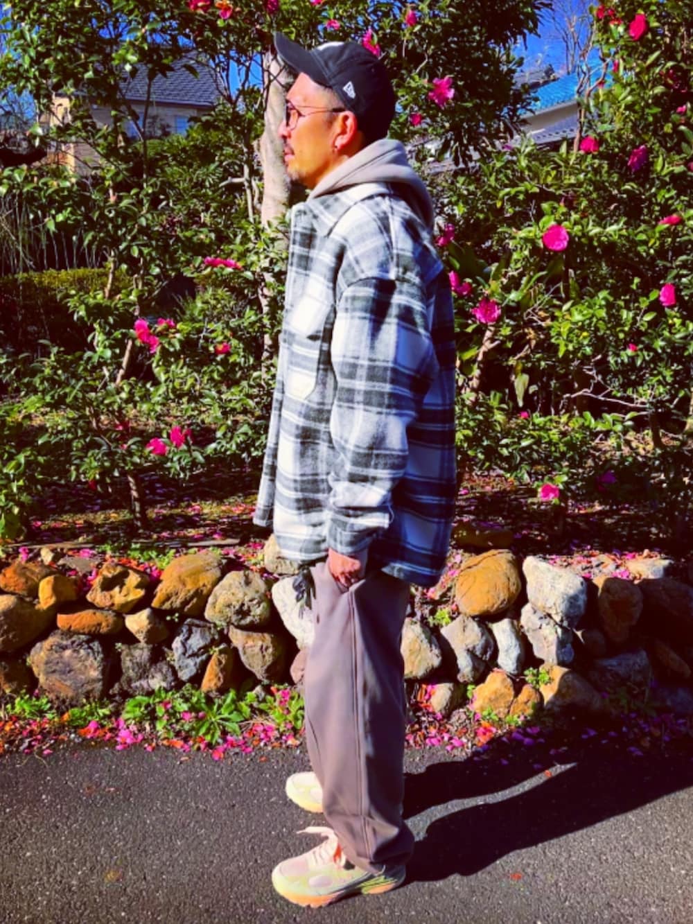 ベージュ系のパーカー、その他のジャケット/アウター、ベージュ系のスウェットパンツを着用したメンズの冬コーディネートの2枚目の写真