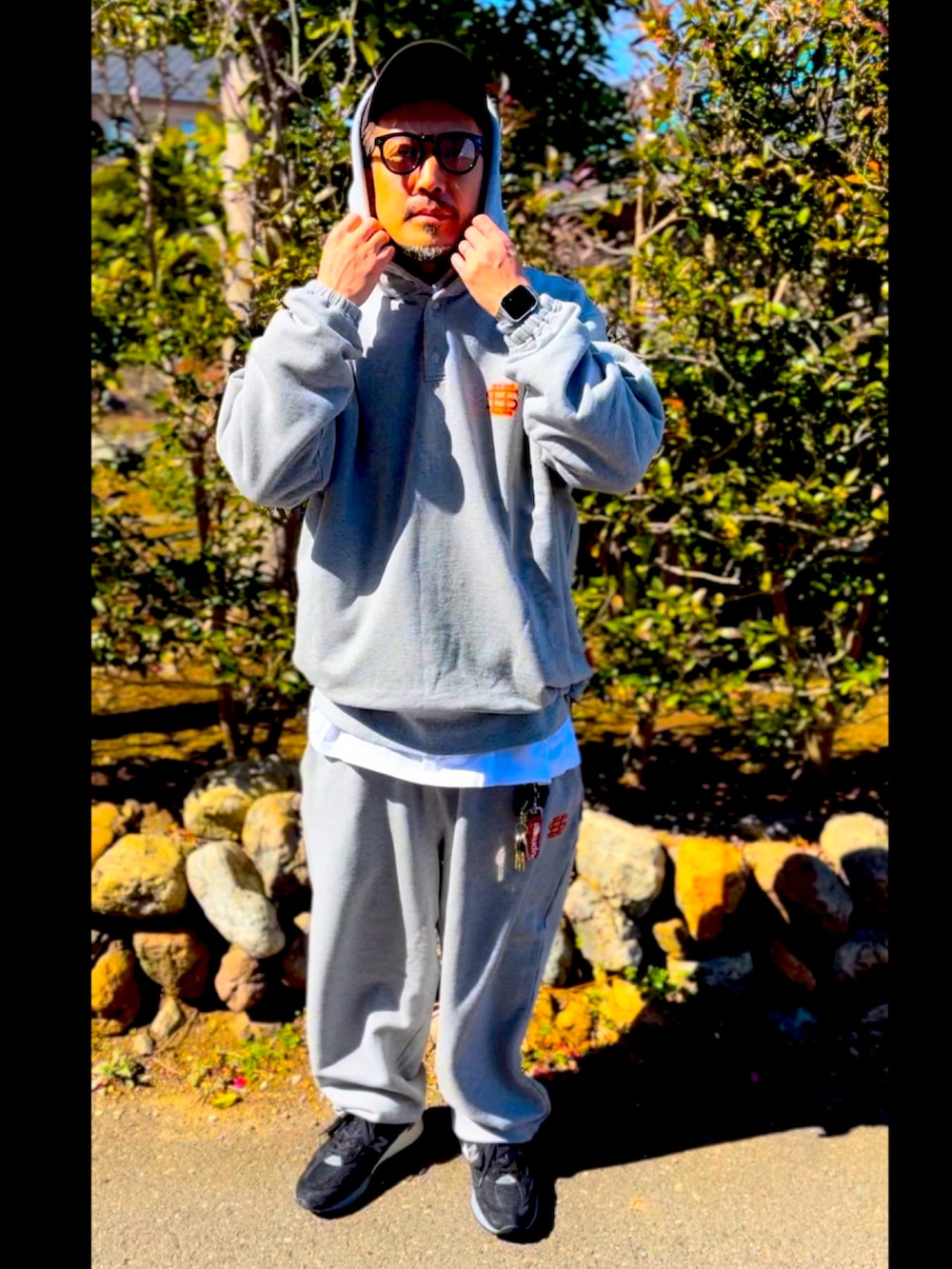 グレー系のパーカー、グレー系のスウェット、グレー系のスウェットパンツを着用したメンズの春コーディネートの2枚目の写真