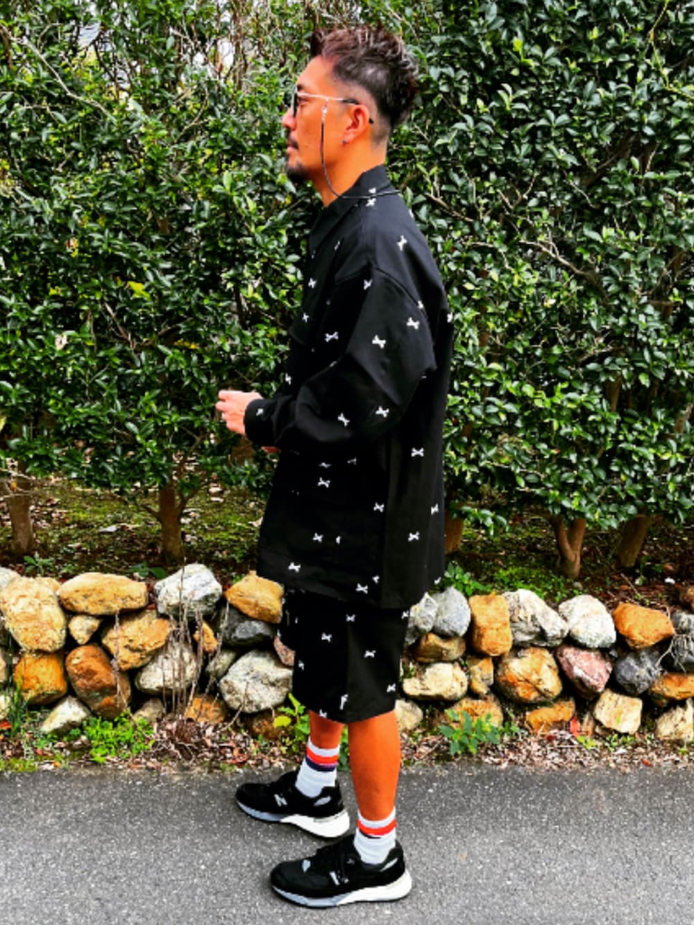 ブラック系のジャケット/アウター、ブラック系のTシャツ/カットソー、ブラック系のその他パンツを着用したメンズの秋コーディネートの4枚目の写真