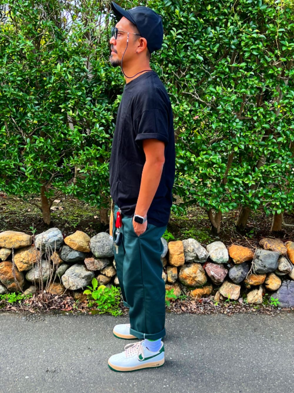 「秋、休日コーデ、スニーカー、ストリート、レトロ、キャップ、ダブルタップス、シュプリーム、ディッキーズ(Dickies)、グリーン、ブラック、パパコーデ、アラフォー、おしゃれさんと繋がりたい、40代ファッション」｜「WTAPSのアイテム（キャップ、ブラック系）」を使った、SUNさん（メンズ・175cm）の秋コーディネートの4枚目の写真