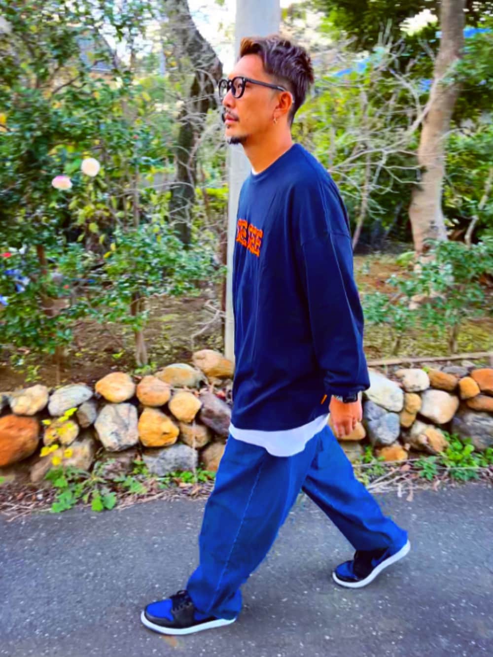 「秋服、おしゃれさんと繋がりたい、メンズコーデ、SEESEE、ロンT、ネイビー、めがね、UNIQLO、wtaps、supreme、ワイドパンツ、ワイドデニム、アラフォー、スニーカー、ストリート」｜「UNIQLOのアイテム（メガネ、ブラック系）」を使った、SUNさん（メンズ・175cm）の秋コーディネートの4枚目の写真