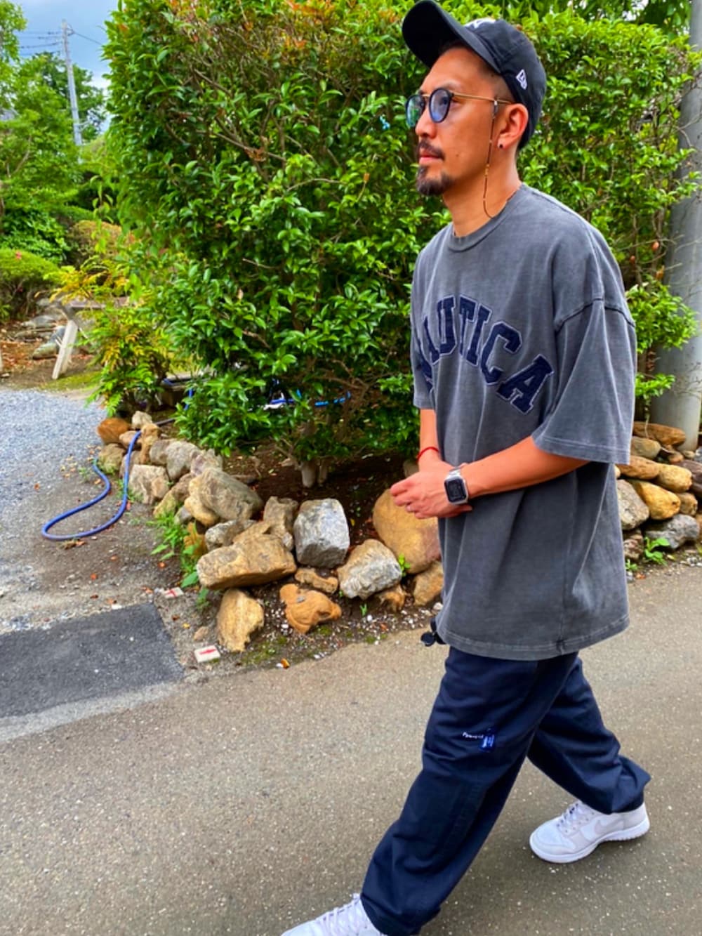 グレー系のTシャツ/カットソー、ブルー系のその他パンツ、ホワイト系のスニーカーを着用したメンズの夏コーディネートの4枚目の写真