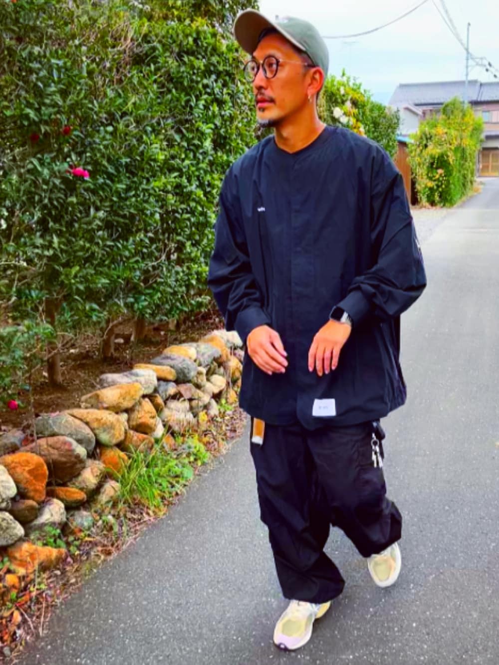 「シンプルコーデ、ブラックコーデ、オーバーサイズ、wtaps、ミリタリー、ワイドパンツ、カーゴパンツ、パパコーデ、メンズコーデ、キャップ、めがね、New Balance、おしゃれさんと繋がりたい、スニーカー、ストリート」｜「WTAPSのアイテム（キャップ、グリーン系）」を使った、SUNさん（メンズ・175cm）の秋コーディネートの3枚目の写真