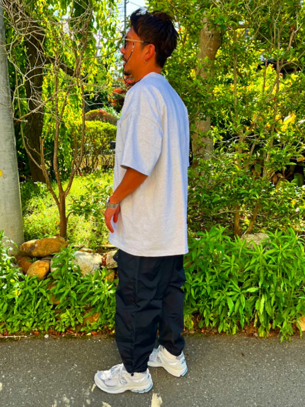 ブラック系のナイロンジャケット、ブラック系のTシャツ/カットソー、グレー系のTシャツ/カットソーを着用したメンズの春コーディネートの5枚目の写真