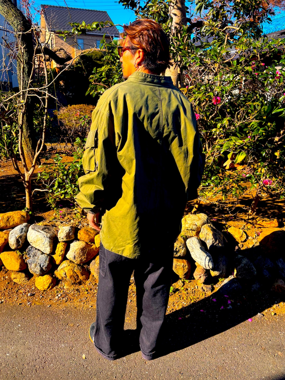 ブラック系のスニーカー、グレー系のスウェット、ブラック系のデニムパンツを着用したメンズの冬コーディネートの5枚目の写真