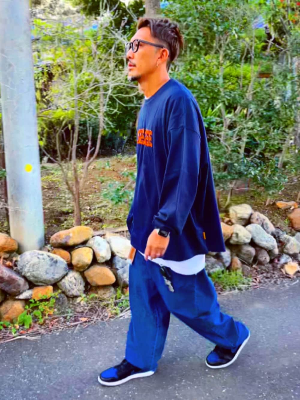 「秋服、おしゃれさんと繋がりたい、メンズコーデ、SEESEE、ロンT、ネイビー、めがね、UNIQLO、wtaps、supreme、ワイドパンツ、ワイドデニム、アラフォー、スニーカー、ストリート」｜「UNIQLOのアイテム（メガネ、ブラック系）」を使った、SUNさん（メンズ・175cm）の秋コーディネートの3枚目の写真