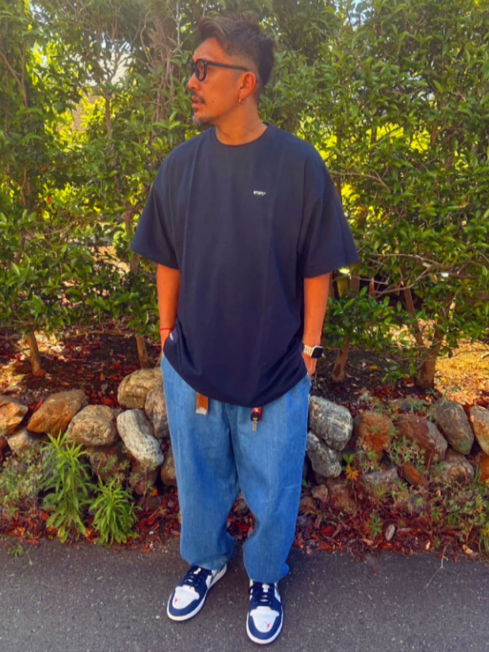 ブルー系のTシャツ/カットソー、ブルー系のデニムパンツ、ブルー系のスニーカーを着用したメンズの夏コーディネートの2枚目の写真