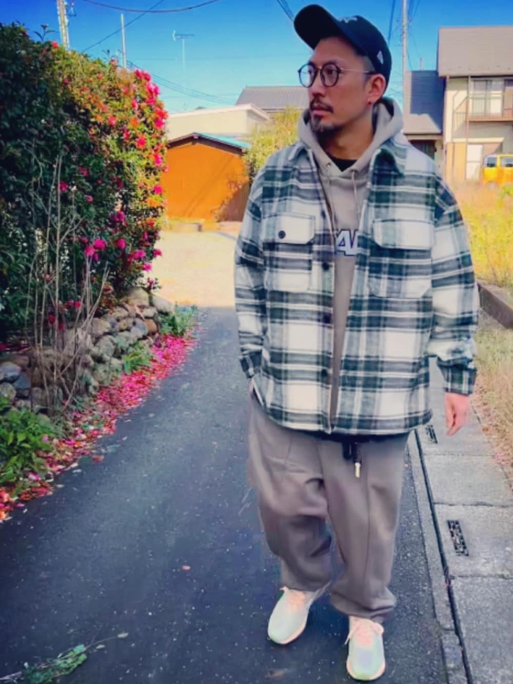 ベージュ系のパーカー、その他のジャケット/アウター、ベージュ系のスウェットパンツを着用したメンズの冬コーディネートの4枚目の写真