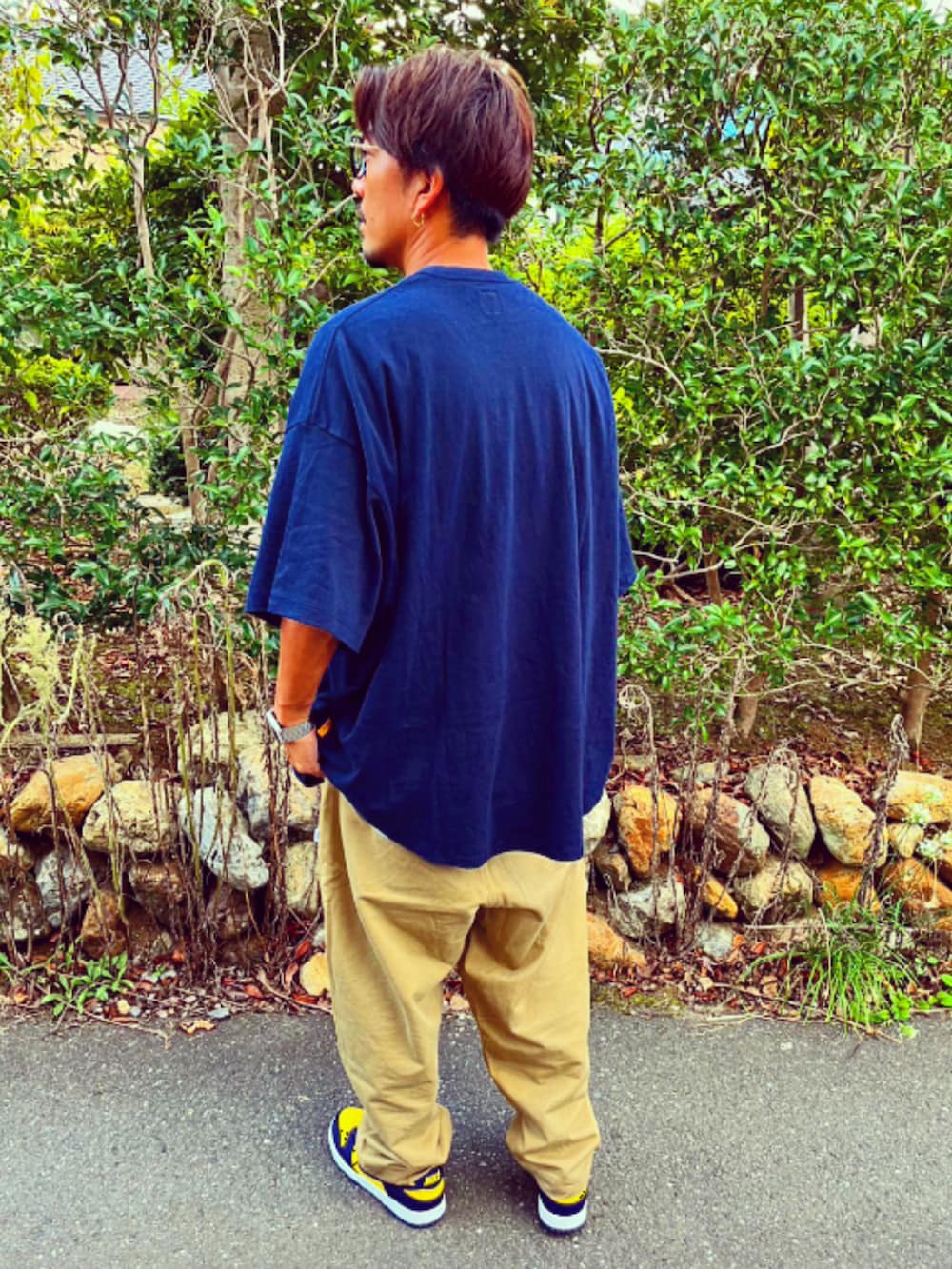 「秋のコーデ、ストリート、シンプルコーデ、ラフ、メガネ男子、SEESEE、Tシャツ、wtaps、NIKE、ダンク、スニーカー、ワイドパンツ、40代ファッション、アラフォー、おしゃれさんと繋がりたい」｜「JINSのJINS Switch Combi (3in1)（メガネ、ブラック系）」を使った、SUNさん（メンズ・175cm）の秋コーディネートの3枚目の写真