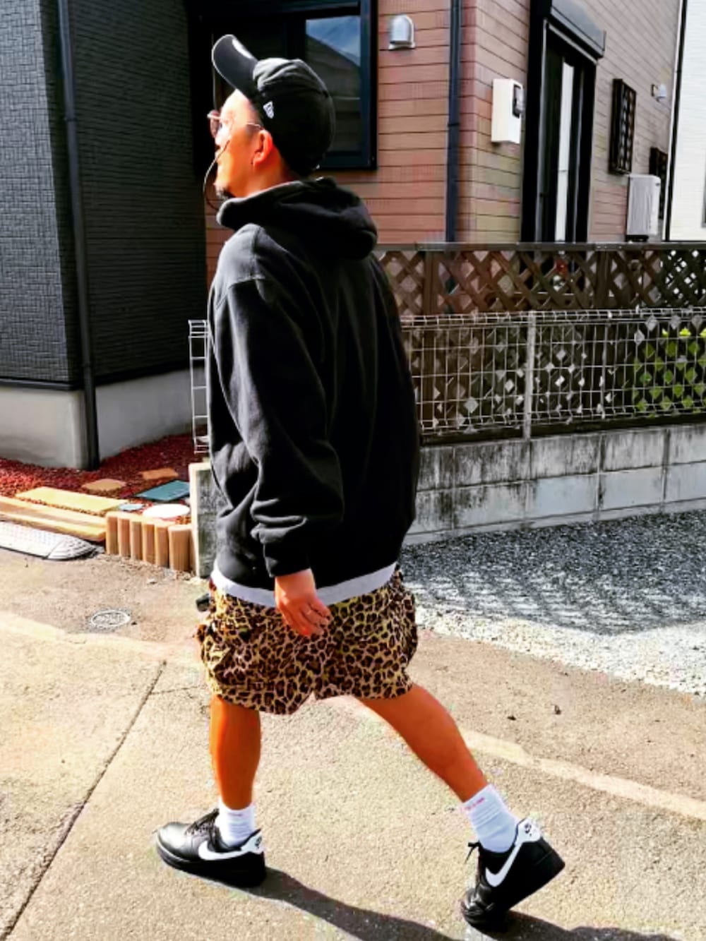 「シンプルコーデ、秋冬コーデ、おしゃれさんと繋がりたい、レイヤードスタイル、休日コーデ、スニーカー、ストリート、パーカー、ハーフパンツ、ひょう柄、レオパード、シュプリーム、グラミチ、キャップ、アラフォー」｜「MOMAのアイテム（キャップ、ブラック系）」を使った、SUNさん（メンズ・175cm）の秋コーディネートの5枚目の写真