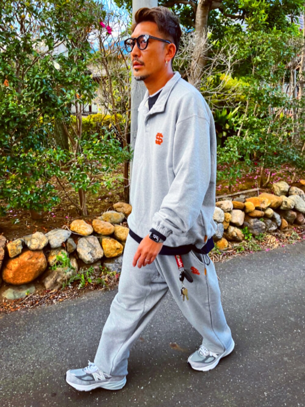 グレー系のスウェット、グレー系のスウェットパンツ、グレー系のスニーカーを着用したメンズの秋コーディネートの5枚目の写真