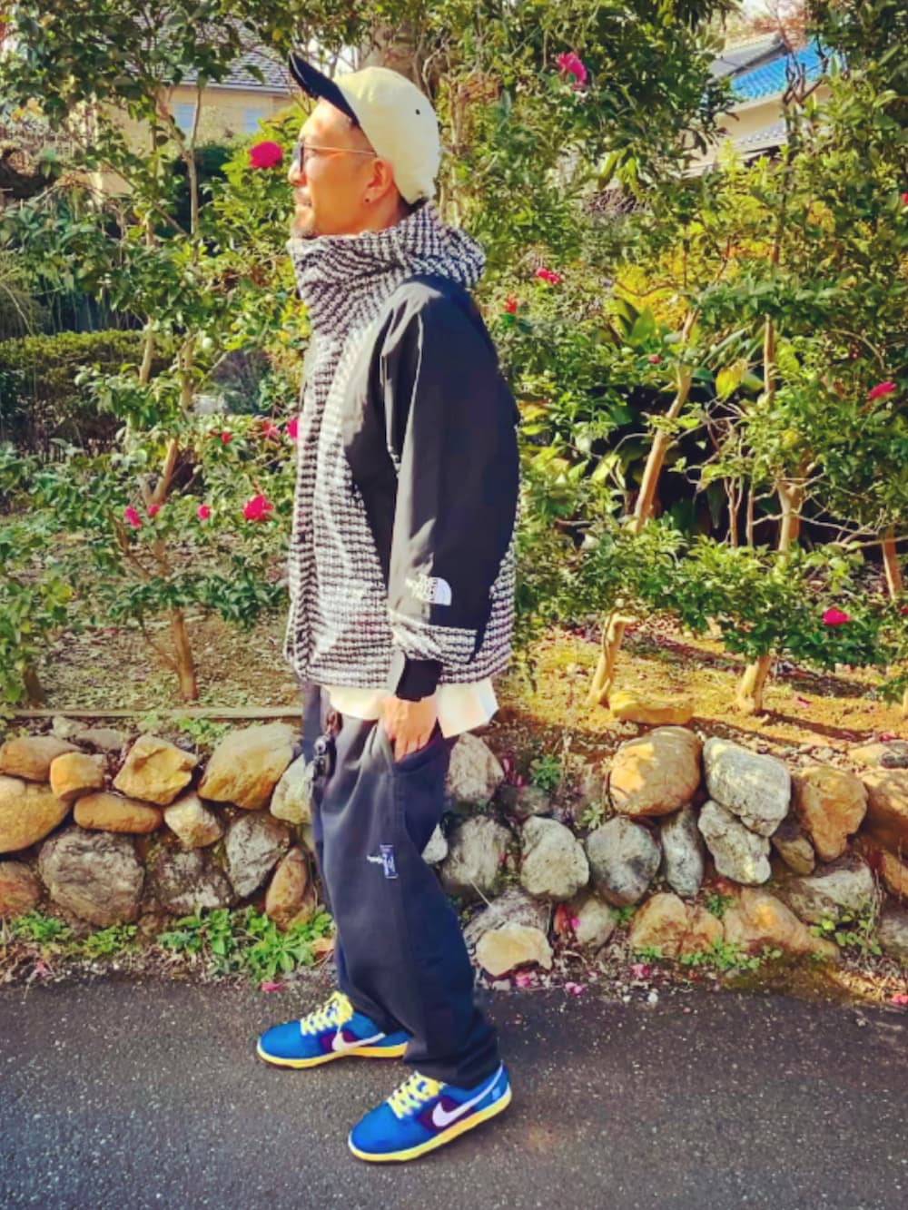 ブラック系のマウンテンパーカー、ホワイト系のTシャツ/カットソー、ブルー系のその他パンツを着用したメンズの冬コーディネートの2枚目の写真