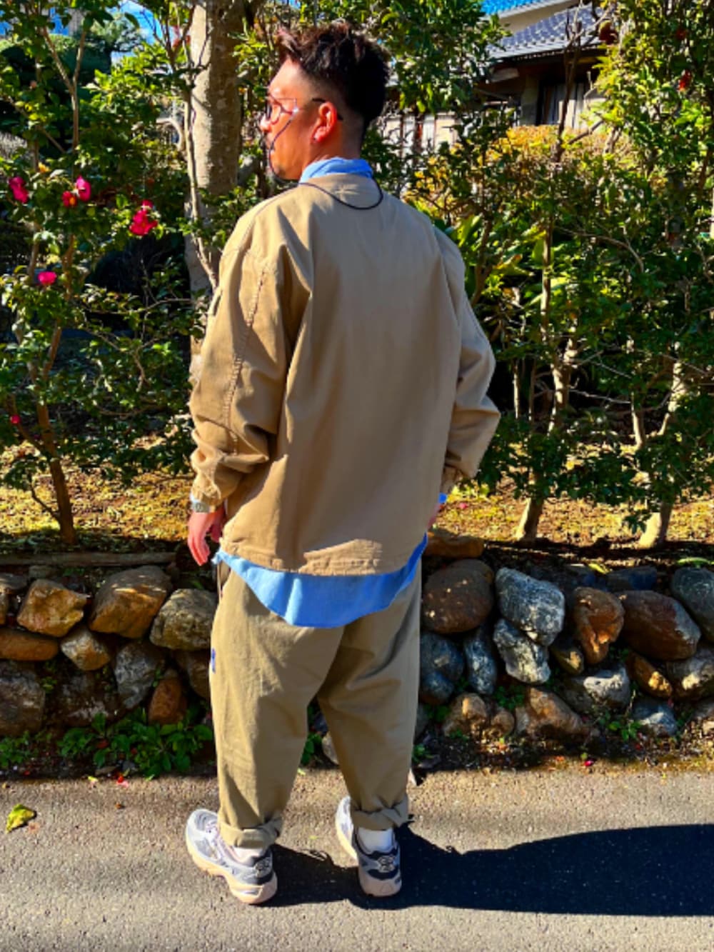 ベージュ系のトップス、ブルー系のシャツ/ブラウス、ベージュ系のその他パンツを着用したメンズの冬コーディネートの3枚目の写真