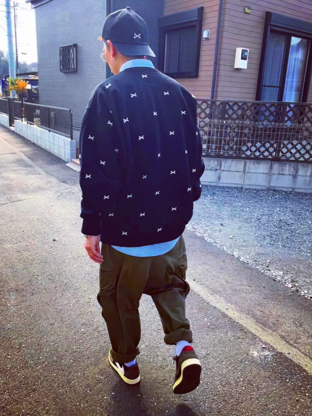 「はるコーデ、wtaps、スウェット、総柄、ブラック、キャップ、カーゴパンツ、ワイドパンツ、ミリタリー、スニーカー、ストリート、スニーカーコーデ、パパコーデ、40代ファッション、お洒落さんとつながりたい」｜「WTAPSのアイテム（キャップ、ブラック系）」を使った、SUNさん（メンズ・175cm）の春コーディネートの5枚目の写真