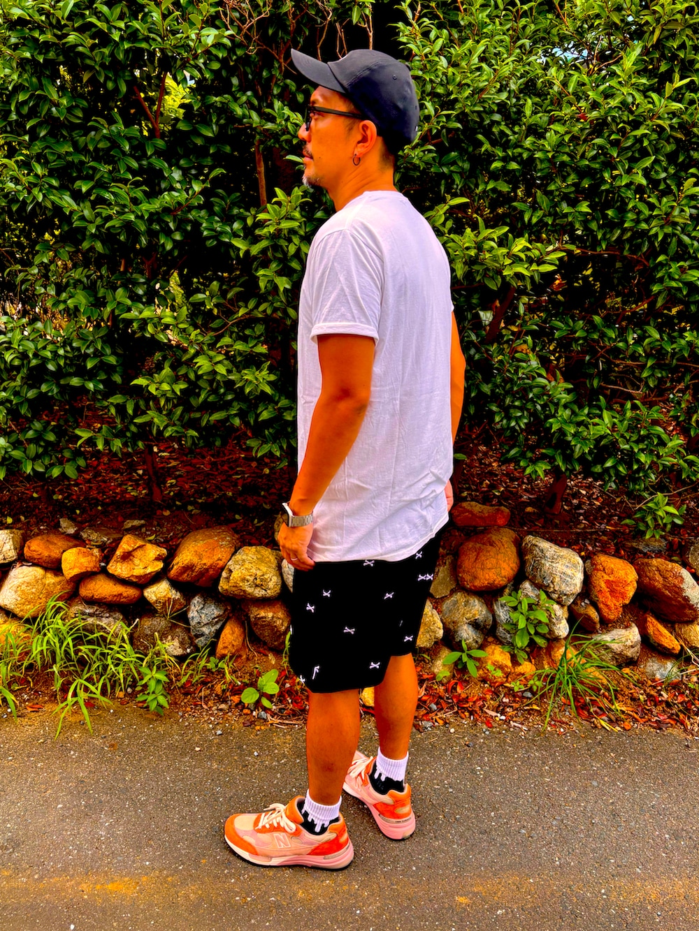 グレー系のTシャツ/カットソー、ブラック系のその他パンツ、ピンク系のスニーカーを着用したメンズの夏コーディネートの5枚目の写真