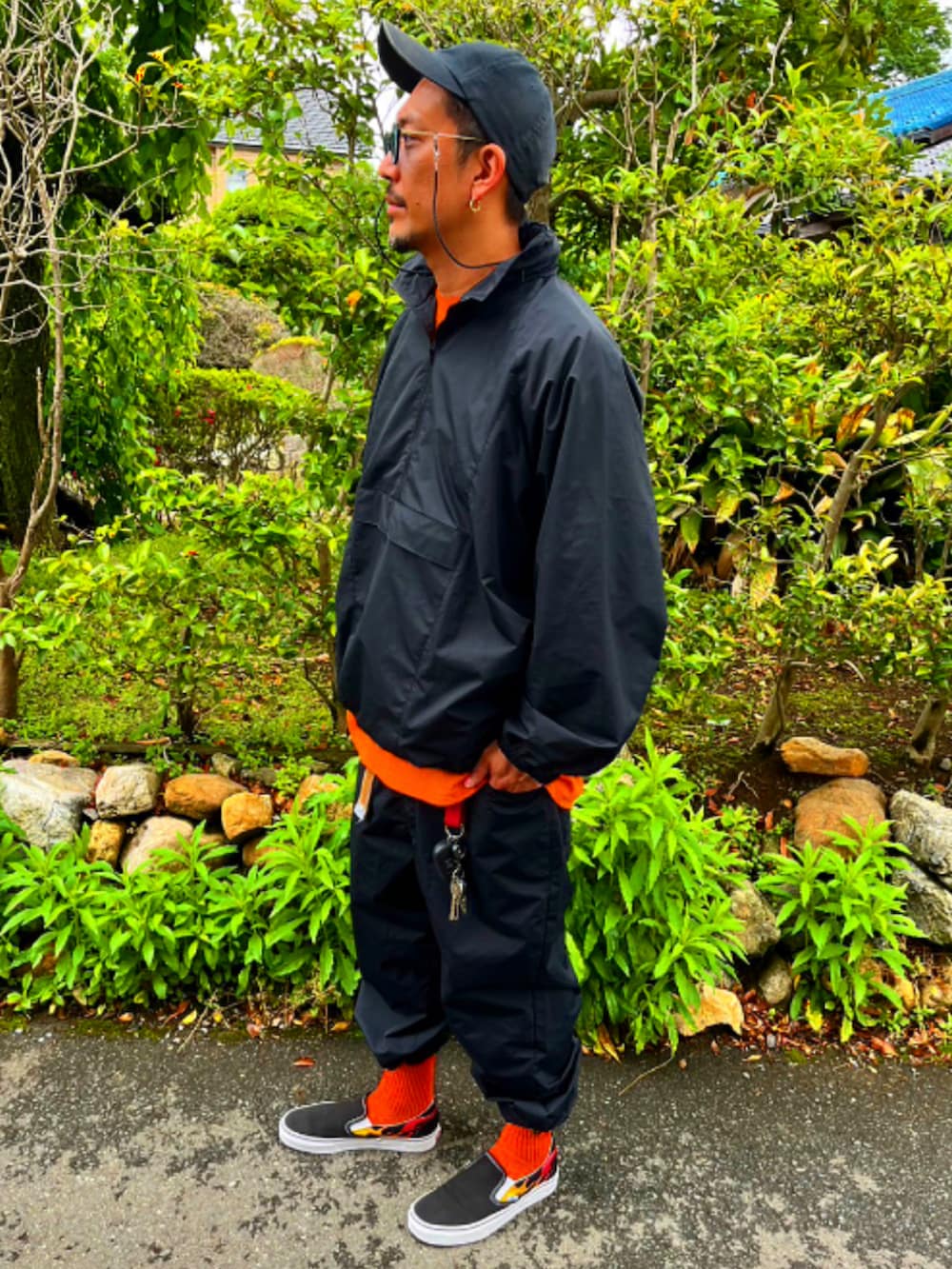 ブラック系のナイロンジャケット、ブラック系のTシャツ/カットソー、グレー系のTシャツ/カットソーを着用したメンズの春コーディネートの2枚目の写真