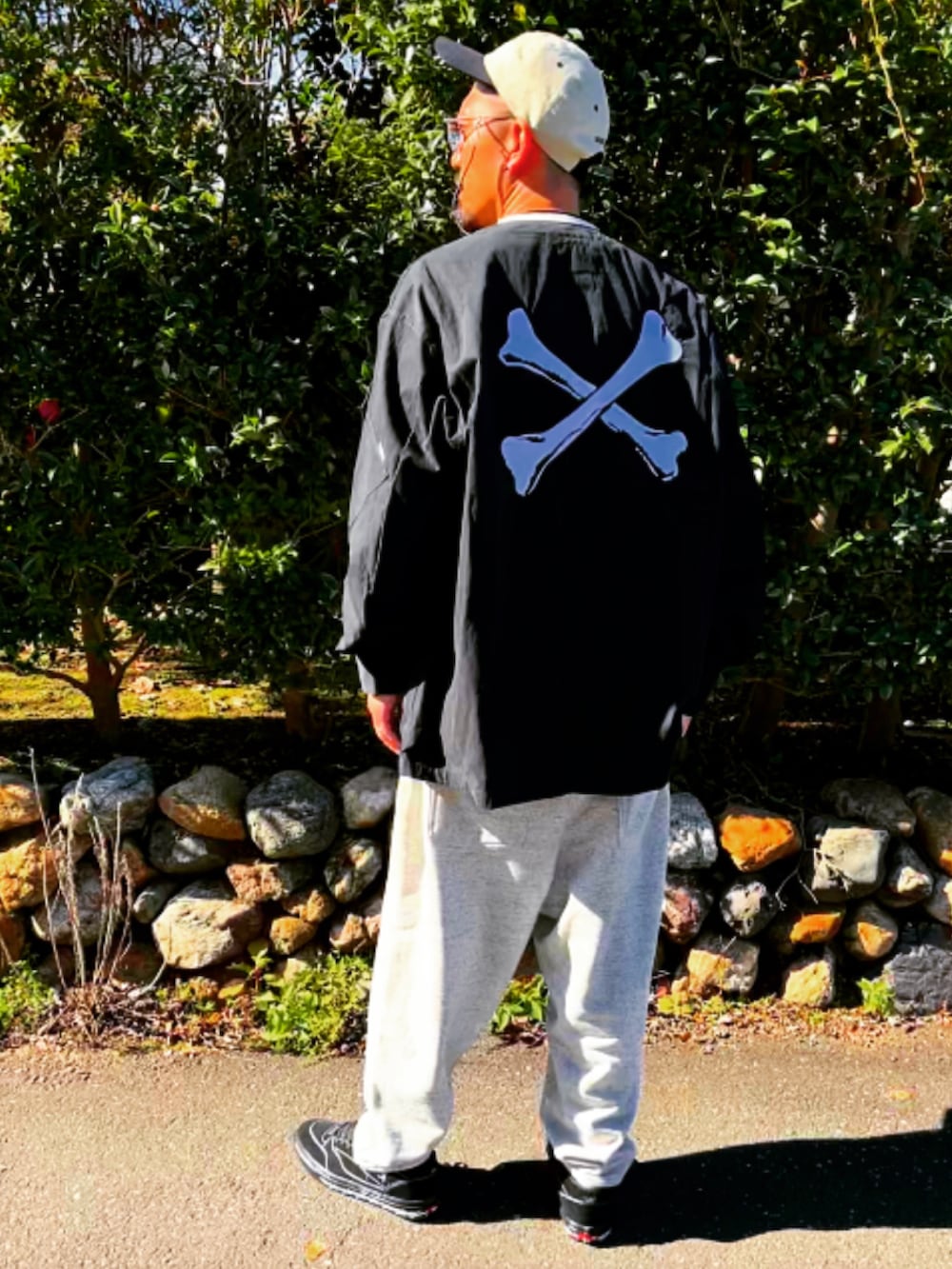 ブラック系のシャツ/ブラウス、ホワイト系のTシャツ/カットソー、シルバー系のスウェットパンツを着用したメンズの秋コーディネートの3枚目の写真