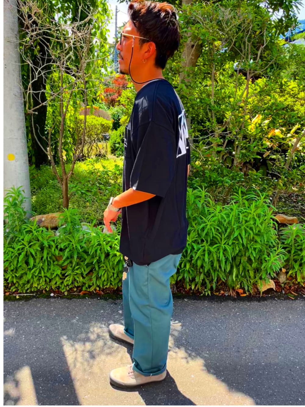 「シンプル、お洒落さんとつながりたい、夏コーデ、スニーカー、ストリート、wtaps、VANS、Tシャツ、ブラック、ワークパンツ、ディッキーズ(Dickies)、グリーン、オールドスクール、40代ファッション、夏だ！Tシャツ着よう！」｜「CAMBIOのmko10270-Boston Combination Sunglasses サングラス（サングラス、ブルー系）」を使った、SUNさん（メンズ・175cm）の夏コーディネートの3枚目の写真