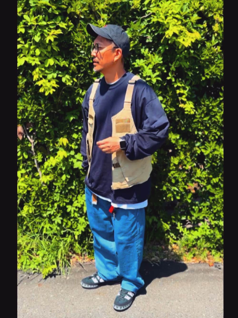 「メンズファッション、ストリートMIX、スニーカー、キャップ、めがね、wtaps、ennoy、ロンT、ネイビー、ワイドデニム、ベスト、adidas、NEIGHBORHOOD、supreme、40代ファッション」|「POLO RALPH LAURENのポロ ラルフローレン キャップ ストラップバック POLO Ralph Lauren(キャップ、ブラック系)」を使った、SUNさん(メンズ・175cm)の春コーディネートの3枚目の写真