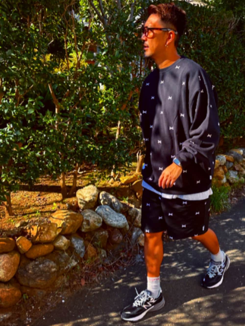 ブラック系のスウェット、ブラック系のTシャツ/カットソー、ブラック系のその他パンツを着用したメンズの秋コーディネートの5枚目の写真