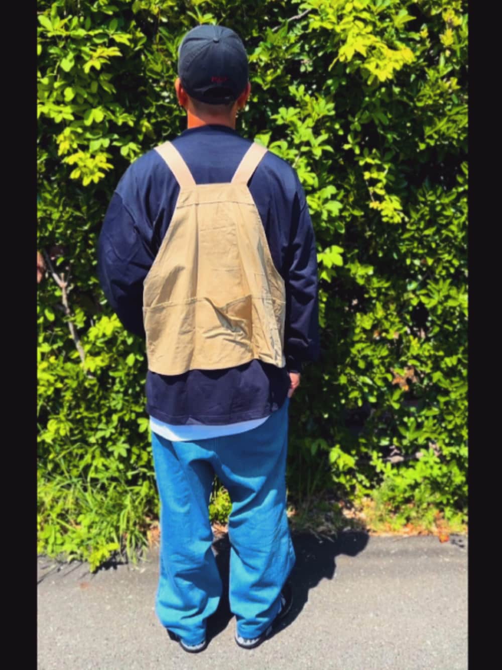 「メンズファッション、ストリートMIX、スニーカー、キャップ、めがね、wtaps、ennoy、ロンT、ネイビー、ワイドデニム、ベスト、adidas、NEIGHBORHOOD、supreme、40代ファッション」|「POLO RALPH LAURENのポロ ラルフローレン キャップ ストラップバック POLO Ralph Lauren(キャップ、ブラック系)」を使った、SUNさん(メンズ・175cm)の春コーディネートの5枚目の写真