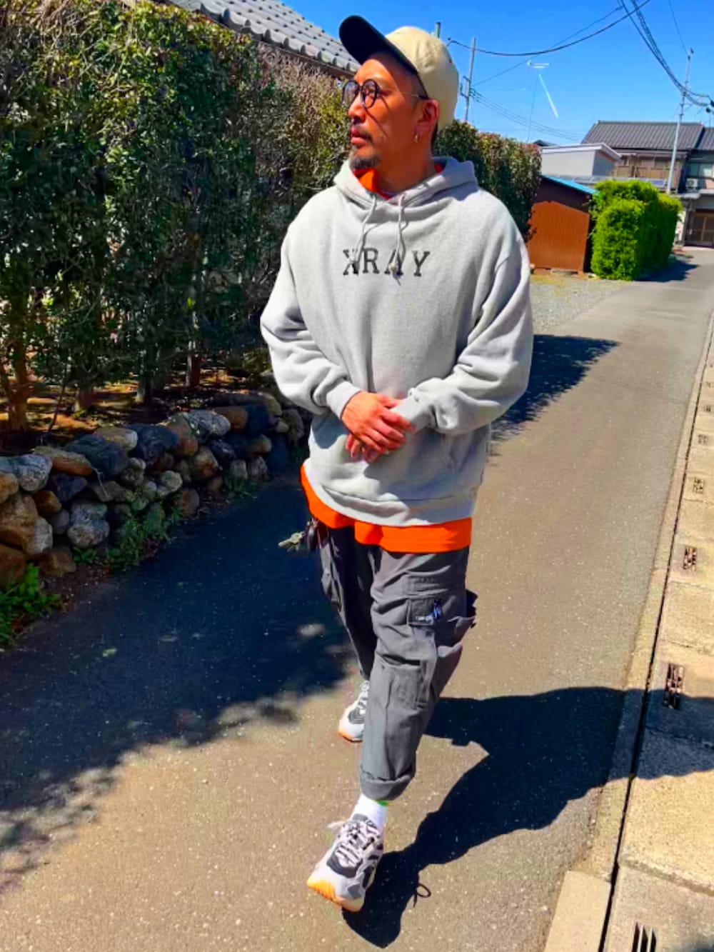 「メンズファッション、おしゃれさんと繋がりたい、春、スニーカー、ストリート、wtaps、ニューバランス、ファミマ靴下、キャップ、40代ファッション、アラフォー、パーカー、ワイドパンツ、カーゴパンツ、ビッグシルエット」|「WTAPSのアイテム(キャップ、ベージュ系)」を使った、SUNさん(メンズ・175cm)の春コーディネートの2枚目の写真
